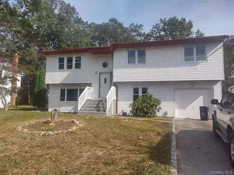 41 Woodbrook Dr, Brookhaven, NY 11691