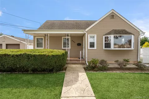 697 N Fulton Ave, Lindenhurst, NY 11757