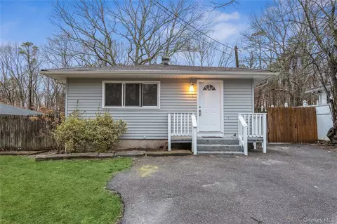 86 Stuyvesant Ave, Mastic, NY 11950