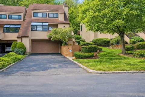 6 John Bean Ct, North Hempstead, NY 11050