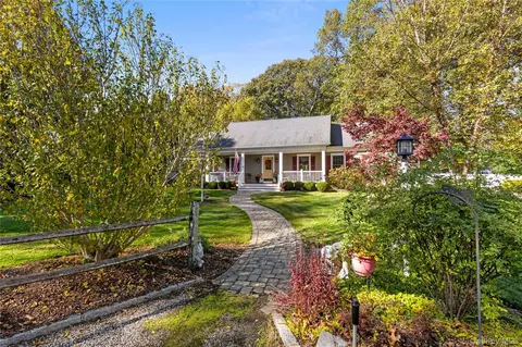 898 Peconic Bay Blvd, Riverhead, NY 11901