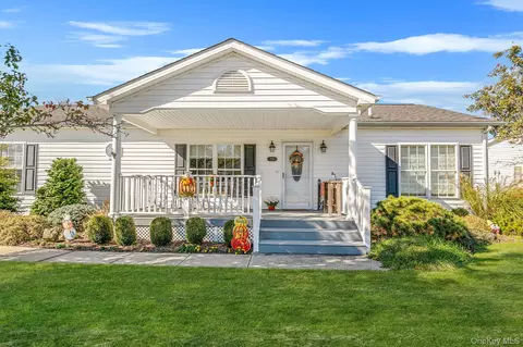 1407 Middle Rd #258, Calverton, NY 11933
