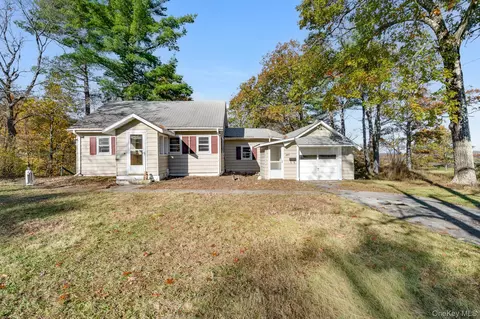 453 Pine Hill Rd, Pleasant Valley, NY 12569