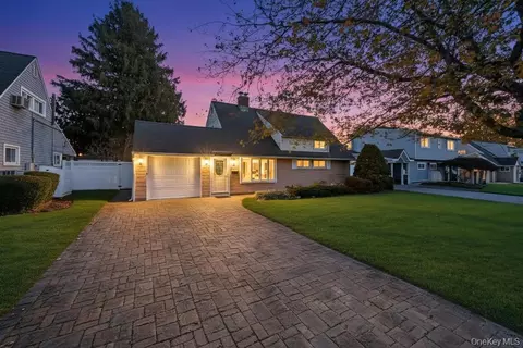 51 Fireplace Ln, Hicksville, NY 11801