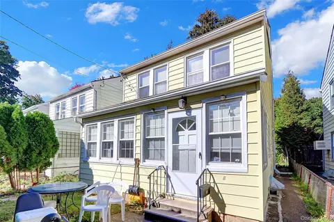 6 Walnut Pl, North Hempstead, NY 11021