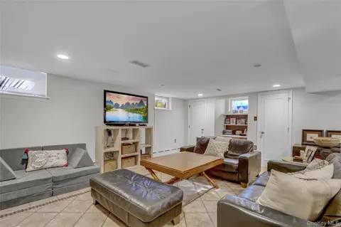 51-27 Browvale Ln, New York, NY 11362