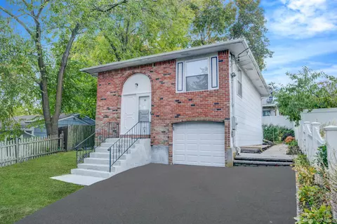 16 Birch Dr, Ronkonkoma, NY 11779