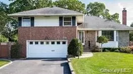 194 Rhododendron Dr, North Hempstead, NY 11590
