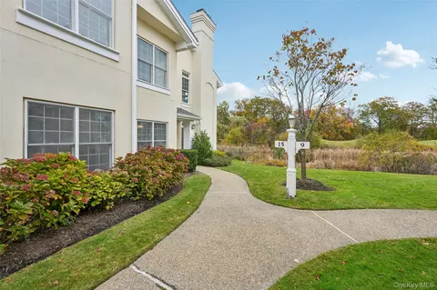 15 Arrowwood Cir, Rye Brook, NY 10573