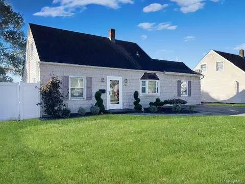 62 Old Farm Rd, Levittown, NY 11756