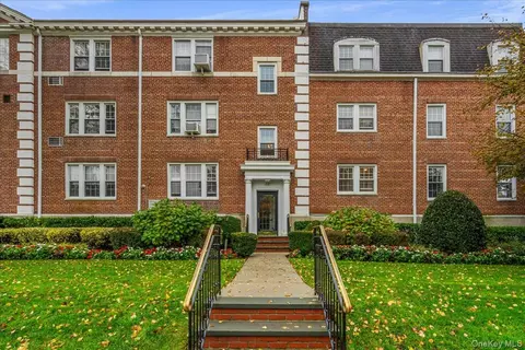 22 Hamilton Pl #I1, Garden City, NY 11530