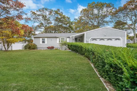 206 Crestwood Dr, Shirley, NY 11967