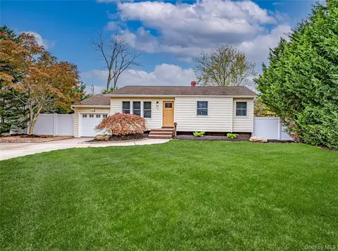 12 Rivera Ln, West Sayville, NY 11796
