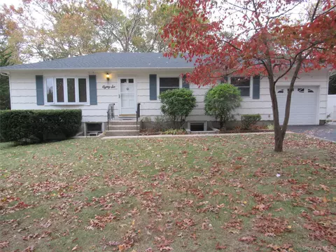86 Oakdale Ave, Selden, NY 11784
