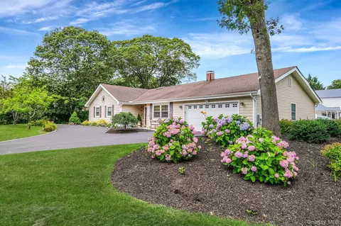 22 Concord Dr, Holtsville, NY 11742