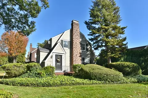 71 Chester Ave, Garden City, NY 11530