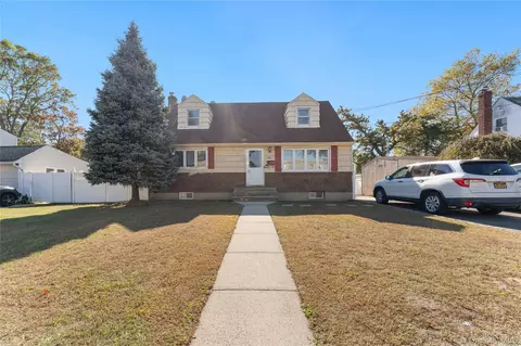 90 27th St, Copiague, NY 11726