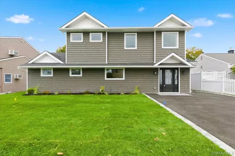 7 Hoover Ln, Bethpage, NY 11714