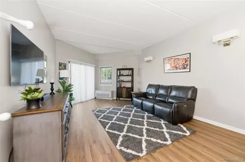 725 Miller Ave #111, Freeport, NY 11520