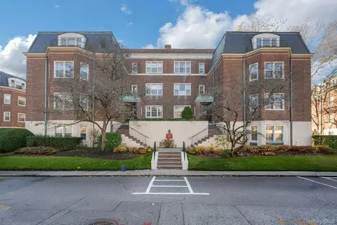 7 Chateaux Cir #7H, Scarsdale, NY 10583