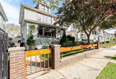 70-15 Nansen St, New York, NY 11375