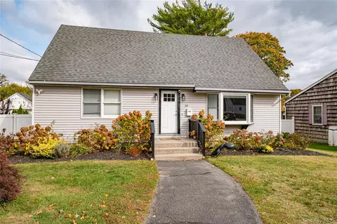 30 Fairway Ave, Riverhead, NY 11901