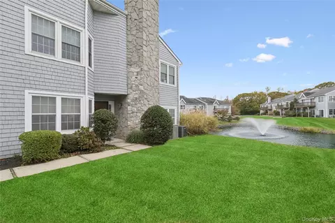 98 Lakebridge Dr N, Kings Park, NY 11754