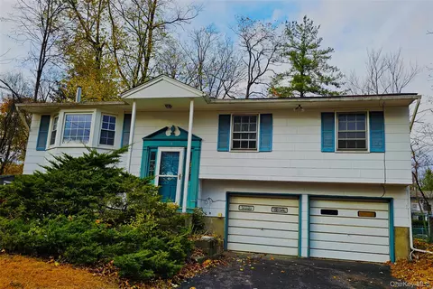 8 Mockingbird Ln, Poughkeepsie, NY 12601