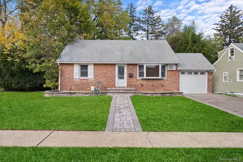 9 Tudor Rd, Farmingdale, NY 11735