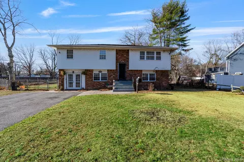 44 3rd St, Brentwood, NY 11717