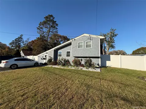 51 Bruce Ln, Brentwood, NY 11717