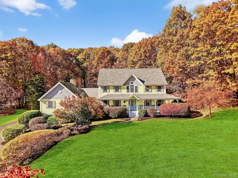 9 Apple Smt, La Grange, NY 12540