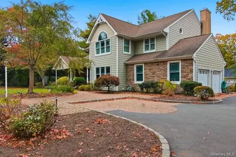 15 Arbor Ct, Bohemia, NY 11716