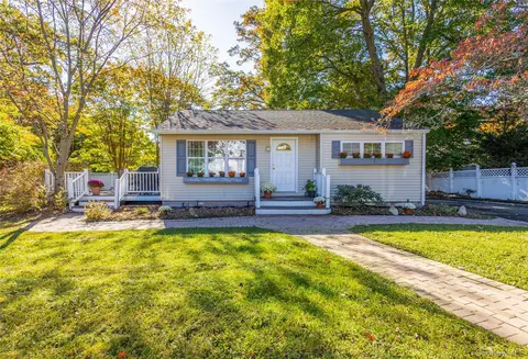 50 Prince Rd, Rocky Point, NY 11778