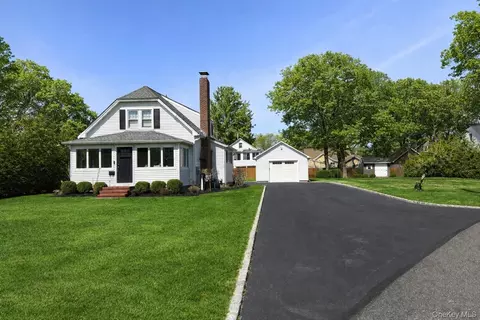 24 Pegs Ln, Riverhead, NY 11901