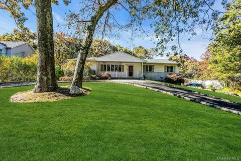 34 Winston Dr, Smithtown, NY 11787
