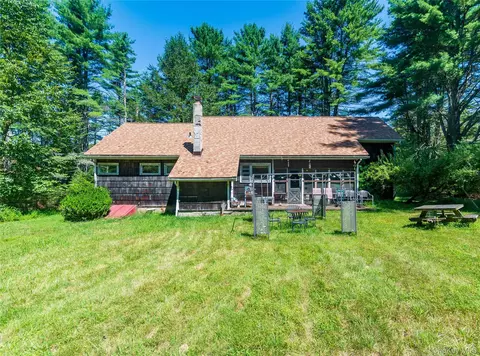 90 Hillside Rd, Highland, NY 12719