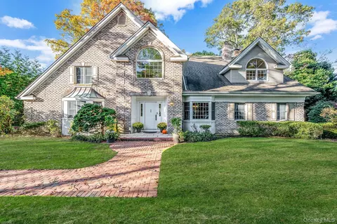 15 Riviera Ct, Great River, NY 11739