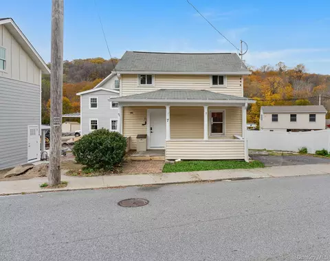 7 Oak St, Southeast, NY 10509