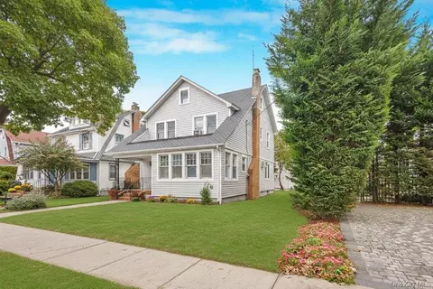 327 N Forest Ave, Rockville Centre, NY 11570