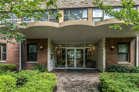 15 Hill Park Ave #1C, North Hempstead, NY 11021