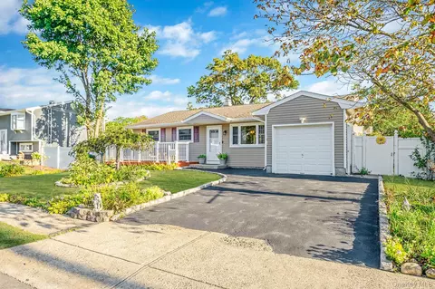 112 Cleveland St, Bay Shore, NY 11706