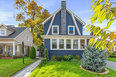 56 Whittier St, Lynbrook, NY 11563