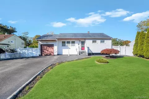 22 Hospital Rd, Brookhaven, NY 11772