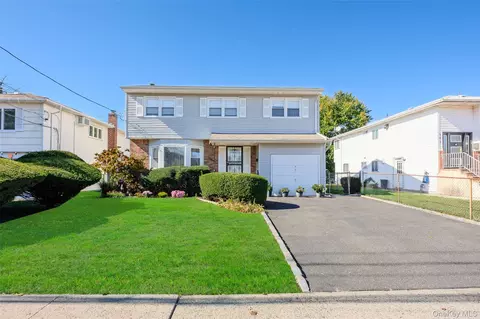 461 N Newbridge Rd, Levittown, NY 11756