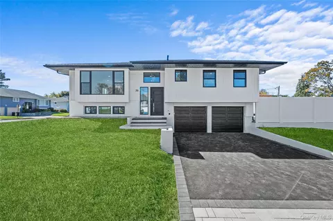 20 Briarwood Ln, Plainview, NY 11803