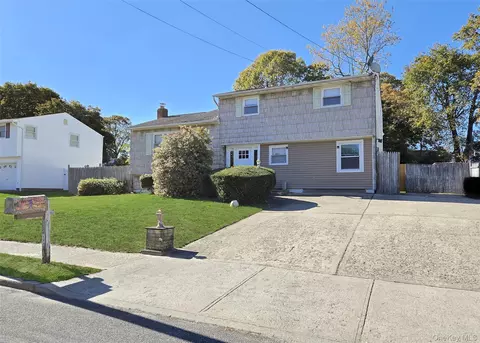 12 Willow St, Selden, NY 11784