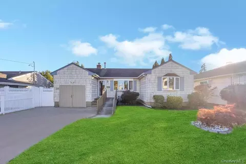136 Fulton St, Massapequa Park, NY 11762