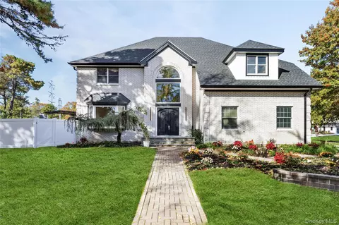 21 Pine Edge Pl, Dix Hills, NY 11746
