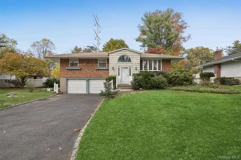 11 Mackay Dr, Hauppauge, NY 11788